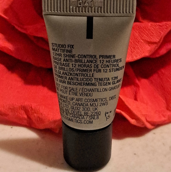 MAC studio fix mattifying 12 hr shine control, primer, pore reducer travel size. - Picture 4 of 5